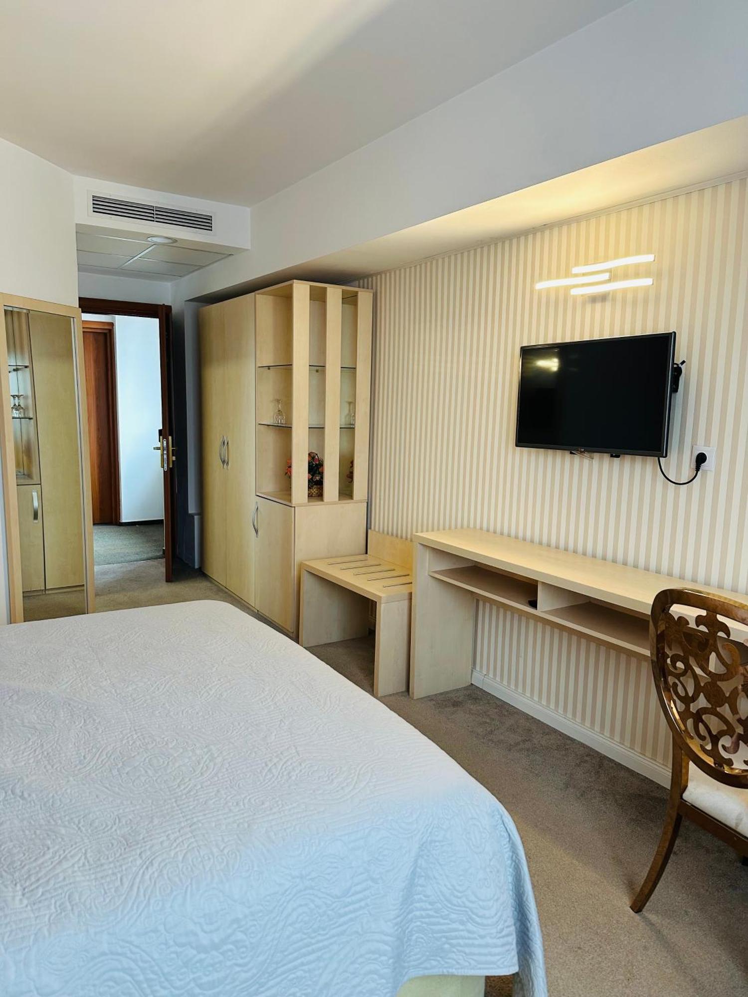 Hotel Plaza Craiova Dış mekan fotoğraf